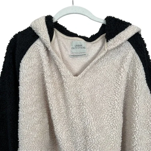 Urban Outfitters Tilly Cozy Faux Fur V Neck Cropped Hoodie Women's Medium - Picture 6 of 11